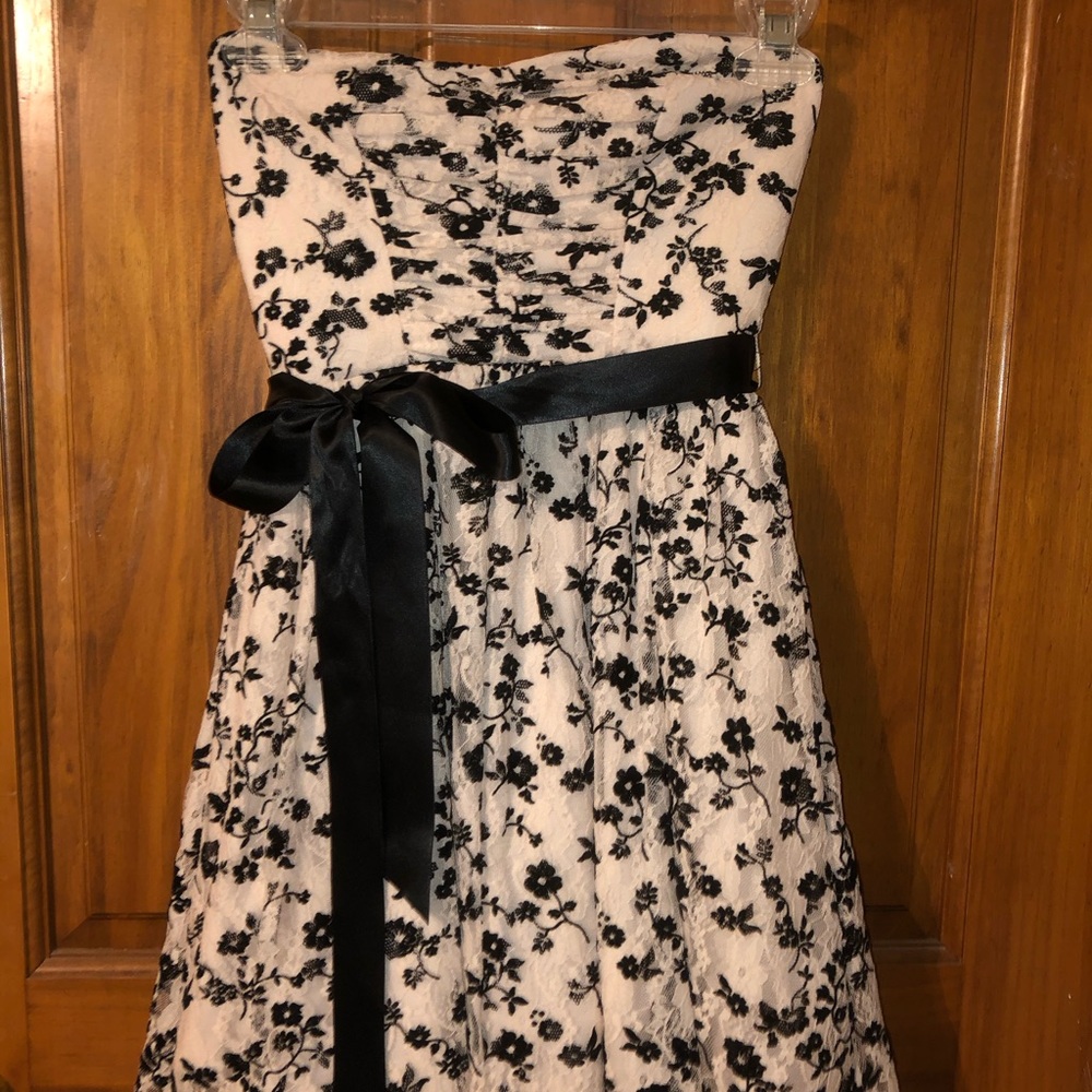 Delia’s pink lace dress